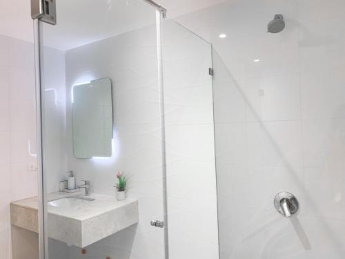 Deluxe King Suite image 10