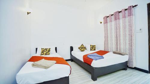 1 queen bed, 1 double bed