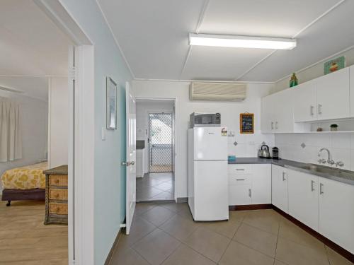 2 Bedroom - APARTMENT OPPOSITE BEACHFRONT, Yeppoon (foto 8)