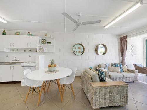 2 Bedroom - APARTMENT OPPOSITE BEACHFRONT, Yeppoon (foto 2)