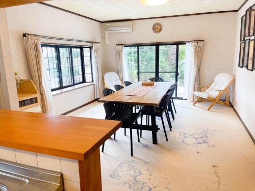 Free shuttle service,Free bag,Large screen movies,BBQ, Popcorn-making activity, more than 20 people possible