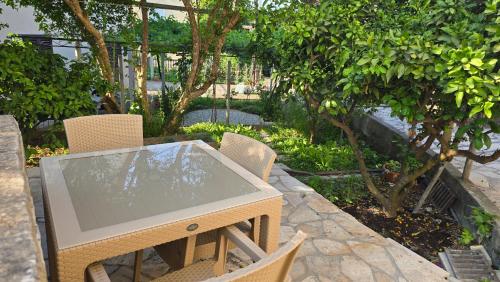 Facilities, The Underdeck in Milovici