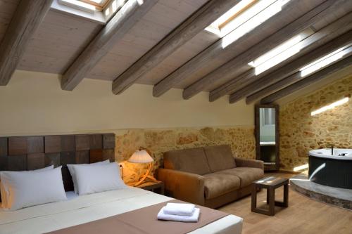 Superior Room with Hot Tub image 4