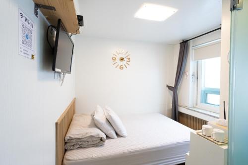 K Stay Guest House Room Type - Deluxe Double Room