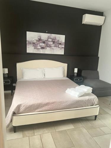 1 king bed, 6 sofa beds