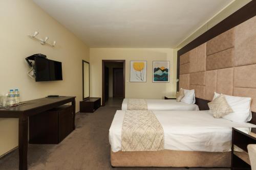 2 twin beds, 1 futon bed