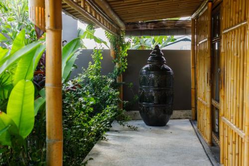 Deluxe Double or Twin Room with Pool View image 9
