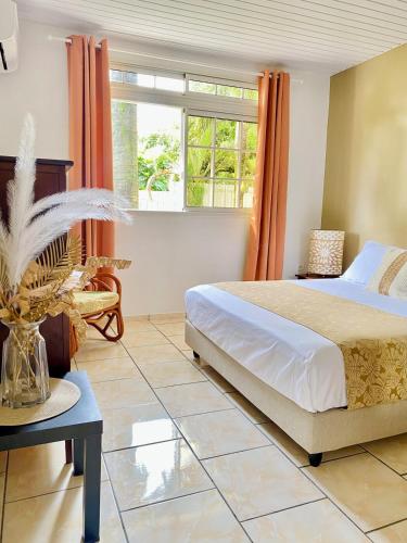 Villa Ahui Tautira with private lagoon access in بيوي