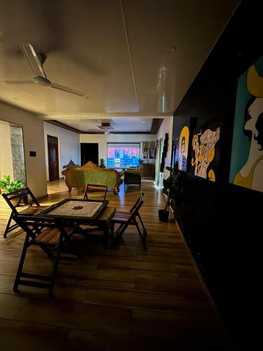 VG09 with huge Pool and bathtub in Khandala