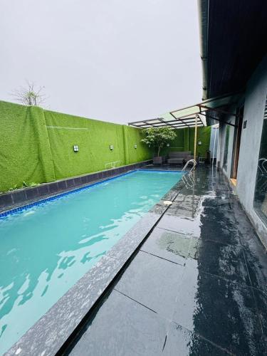 VG09 with huge Pool and bathtub in Khandala