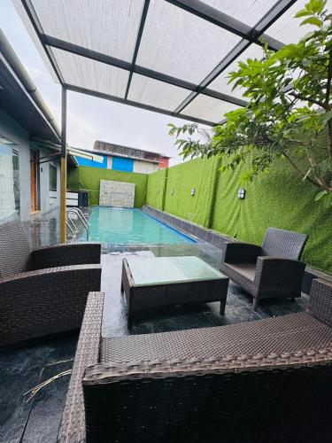 VG09 with huge Pool and bathtub in Khandala