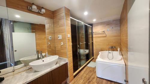 CENTRAL GARDEN BUILDING - HCMC central location