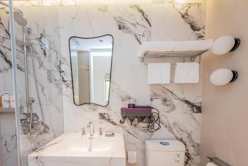 Superior Queen Room image 2