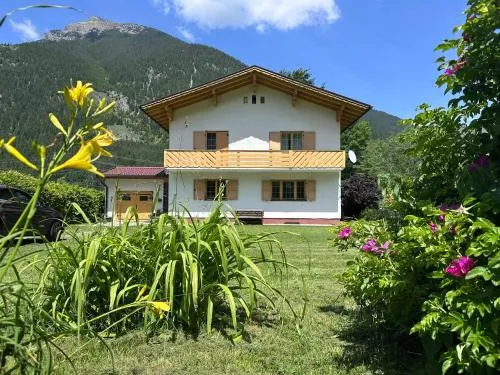 Chalet Villa Alpen Lodge in Bichlbach, Österreich