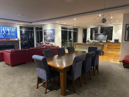 Shared lounge/TV area, McSaveneys Retreat in Mairehau