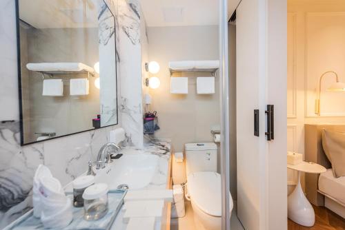 Queen Room with Garden View room in TUIWA Garden Holiday Villa
