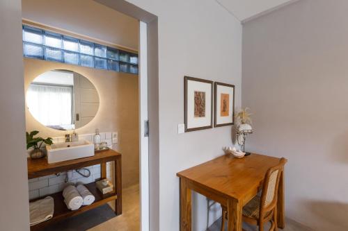 Deluxe Double or Twin Room with Garden View image 5