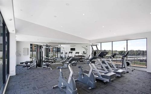 Top Floor 2BR Pool Gym Parking Airport City - image 12