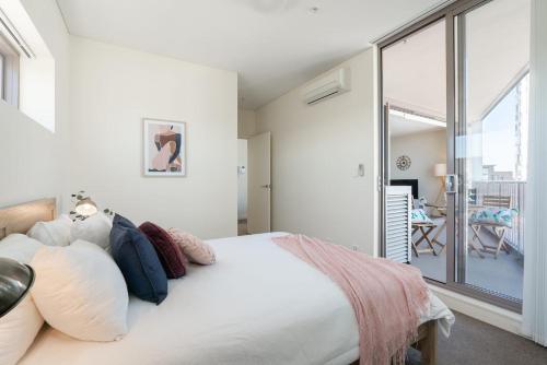 Top Floor 2BR Pool Gym Parking Airport City - main image