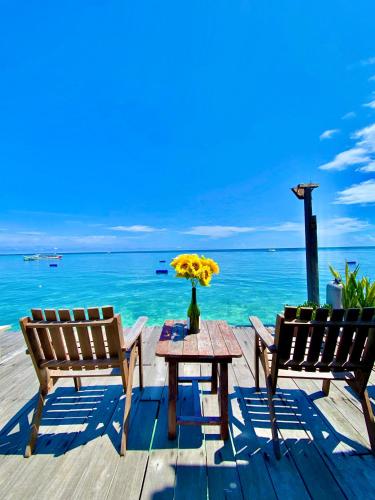 ระเบียง/ชานเรือน, Aloha Mabul Scuba Lodge near เกาะมาบูล