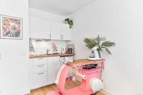 ห้องครัว, Goldstadt Pop-Art Apartment in พฟอร์ซไฮม์