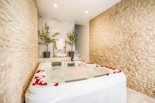 Джакузі, Maison Spa et Sauna, Cœur de la Normandie in Herouville-Saint-Clair