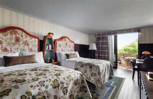 2 twin beds