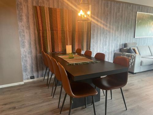 المرافق, Modern 4-Bedroom Apartment in بيتوستولين