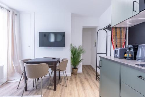 Chic 4-Star Studio Only 10 Minutes from Le Marais, Parigi