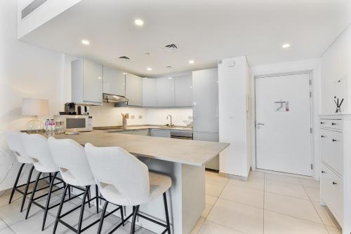 Serene 1BR Stay with Pool, Gym, & Kids Playground, Dubaj (zdjęcie 4)