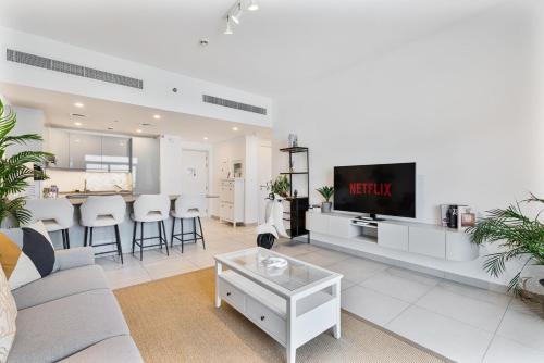 Serene 1BR Stay with Pool, Gym, & Kids Playground, Dubaj (zdjęcie 6)