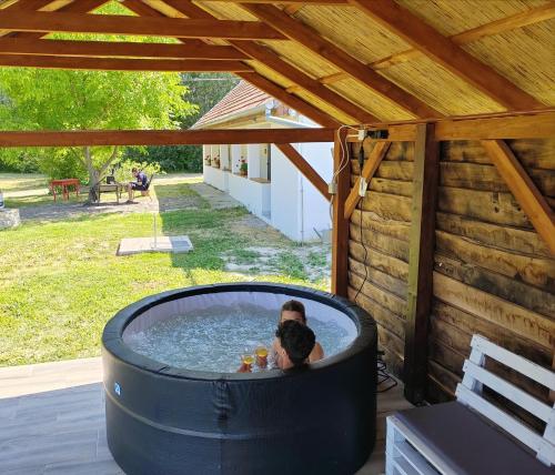 Hot tub, Parittyahaz in Hajós
