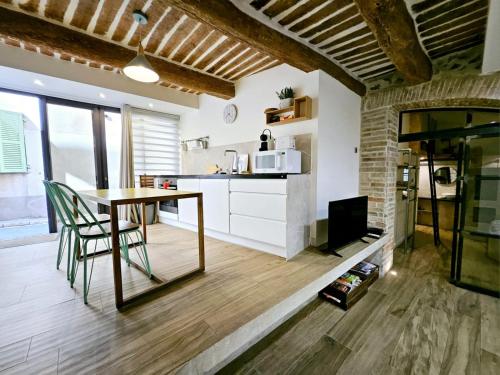 One-Bedroom Apartment image 4