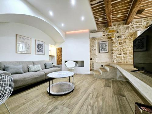 One-Bedroom Apartment image 2