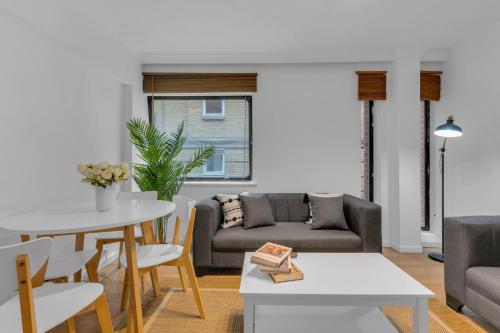 One Bed Mansion House Apartment in Queens Quay 
