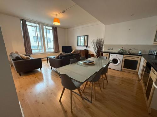 Large city centre apartment, Liverpool (photo 8)