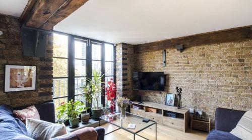 Stunning 2-Bed Converted Warehouse - Sleeps 4 - image 9