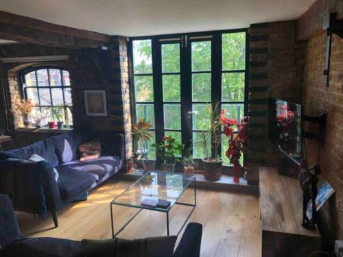 Stunning 2-Bed Converted Warehouse - Sleeps 4 - image 13