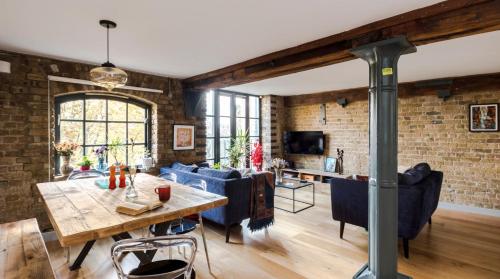 Stunning 2-Bed Converted Warehouse - Sleeps 4 - image 6