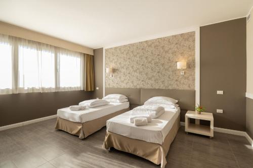 2 twin beds