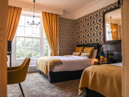 1 double bed, 1 twin bed