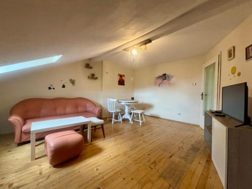 Quiet and Lovely 2 BDRM loft in the Old Centre, Sofia (Foto 4)
