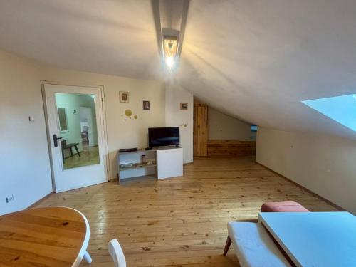 Quiet and Lovely 2 BDRM loft in the Old Centre, Sofia (Foto 10)