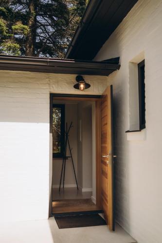 Vchod, Cozy private house near beach in Roja in Roja