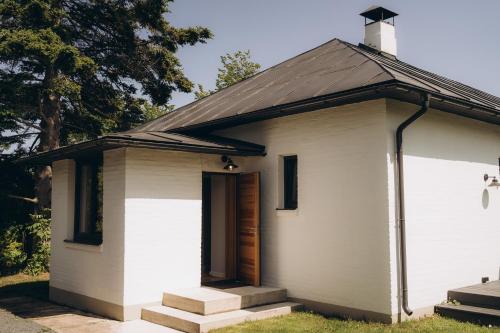 Vchod, Cozy private house near beach in Roja in Roja
