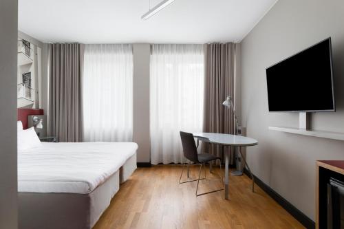 Standard Queen Room image 4