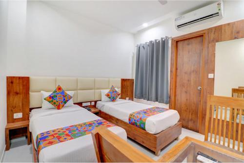 FabHotel AVS Grand and Banquets - 500m from Gomti Nagar railway station, 1km from Lohia Park