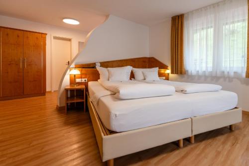 1 king bed, 1 sofa bed
