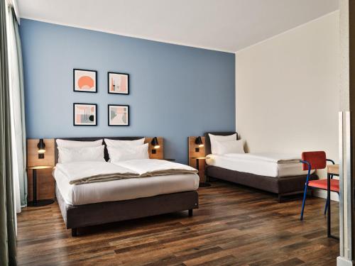 1 queen bed, 1 twin bed