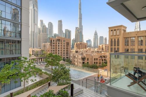 FIRST CLASS 1BR Burj Views & Classy Comfort, Дубай